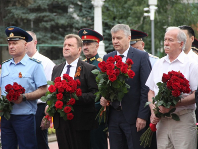 Начальник Главного управления МВД России по Ставропольскому краю принял участие в церемонии возложения цветов
