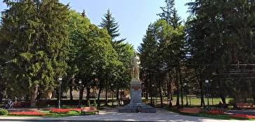 Памятник Феликсу Эдмундовичу Дзержинскому располагается на улице имени Дзержинского.
