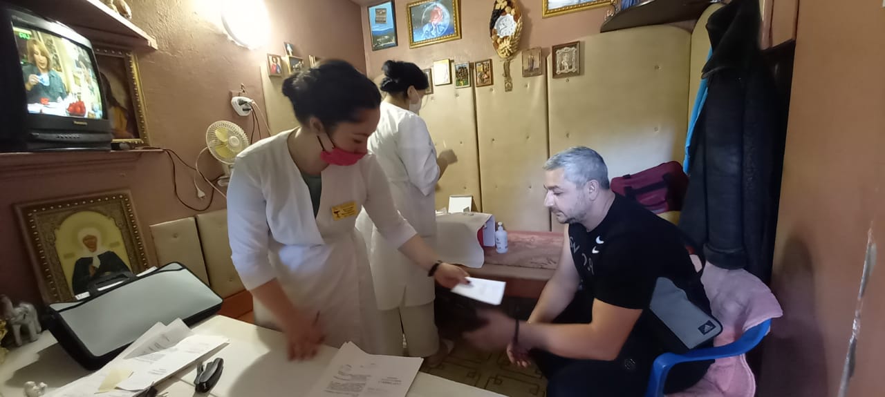 В выходные дни на Центральном рынке и ярмарке «Минутка» сотрудники медицинских учреждений провели вакцинацию продавцов и покупателей