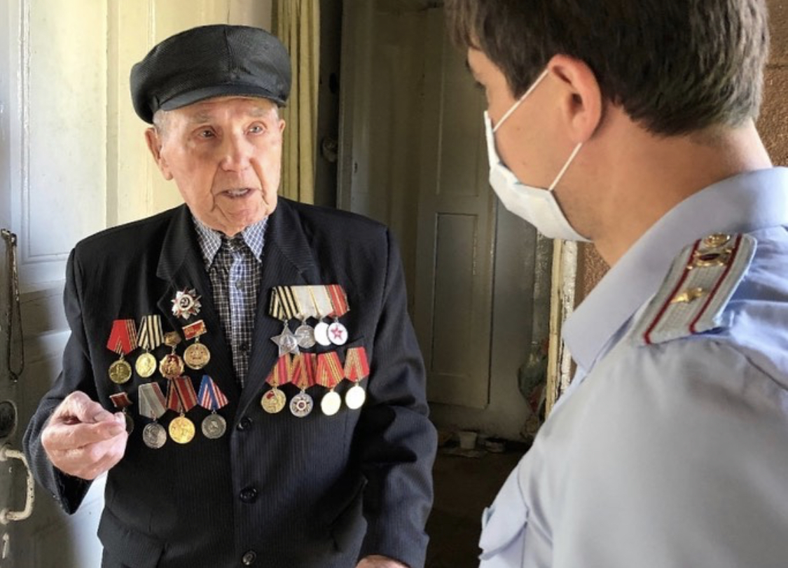 Сотрудники полиции поздравили с 95-летним юбилеем ветерана Великой Отечественной войны Егора Афанасьевича Чехова