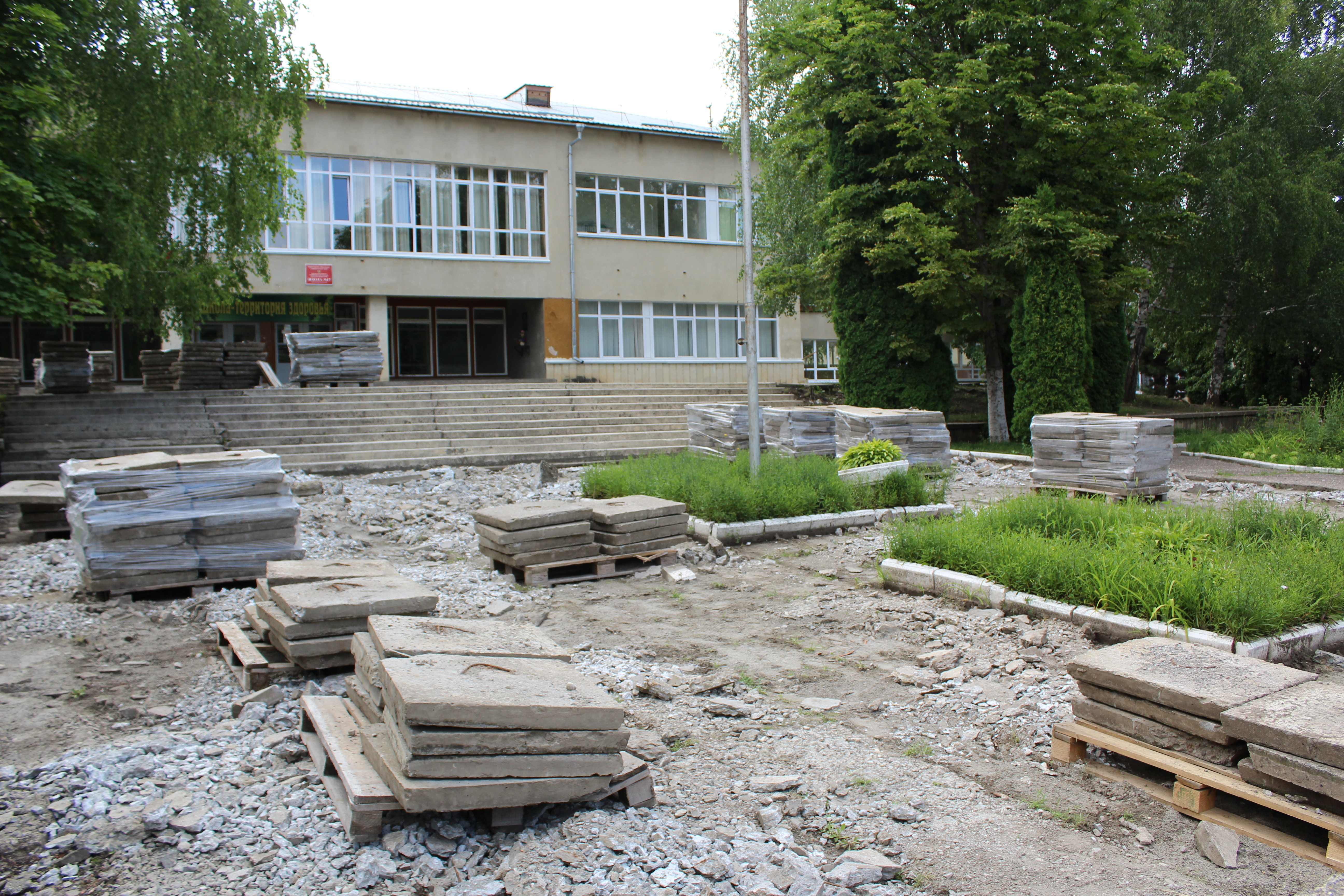 В школах Кисловодска ведутся работы по краевой программе благоустройства школьных дворов