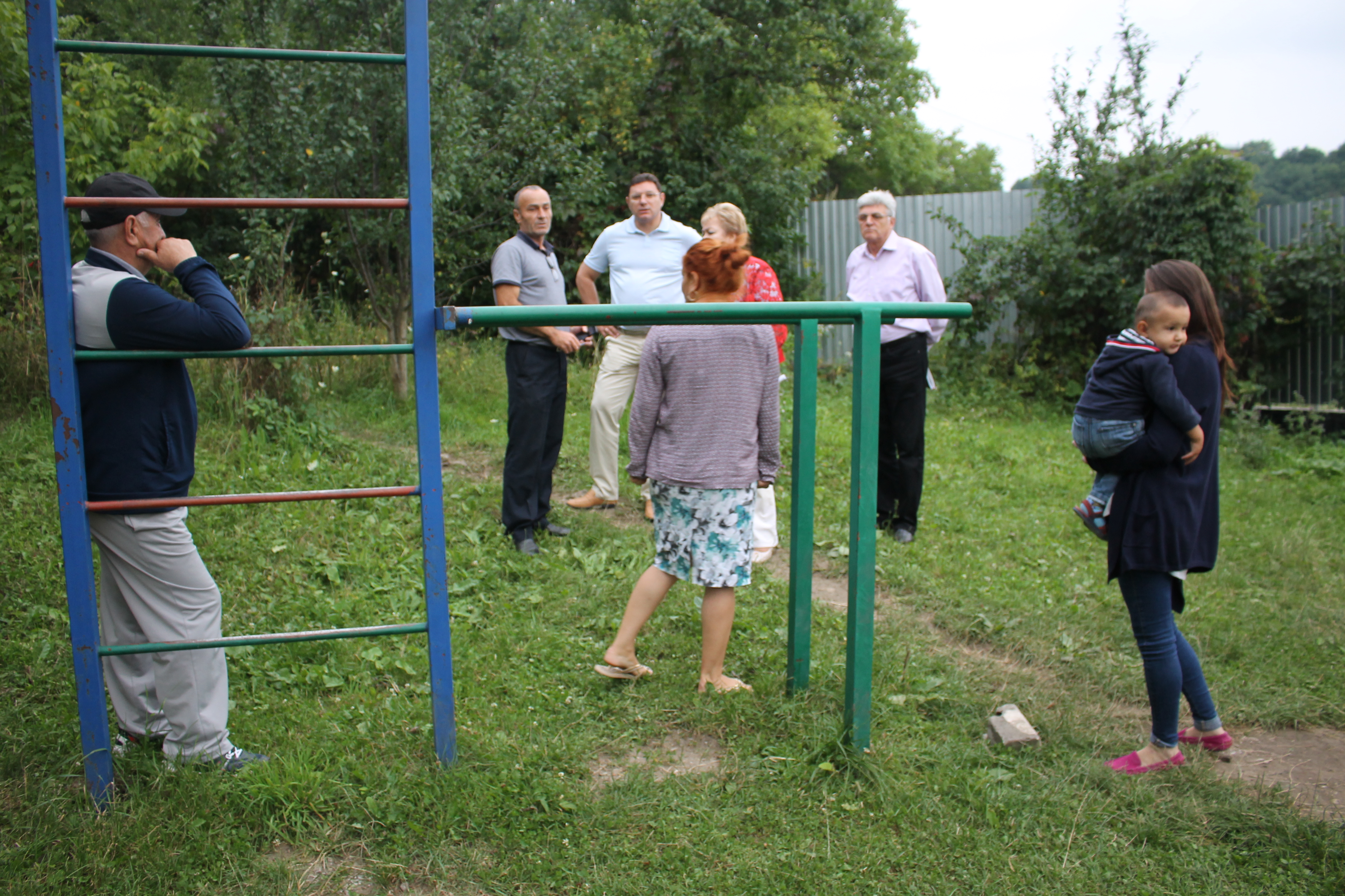 Жители поселка Луначарский хотят детскую площадку