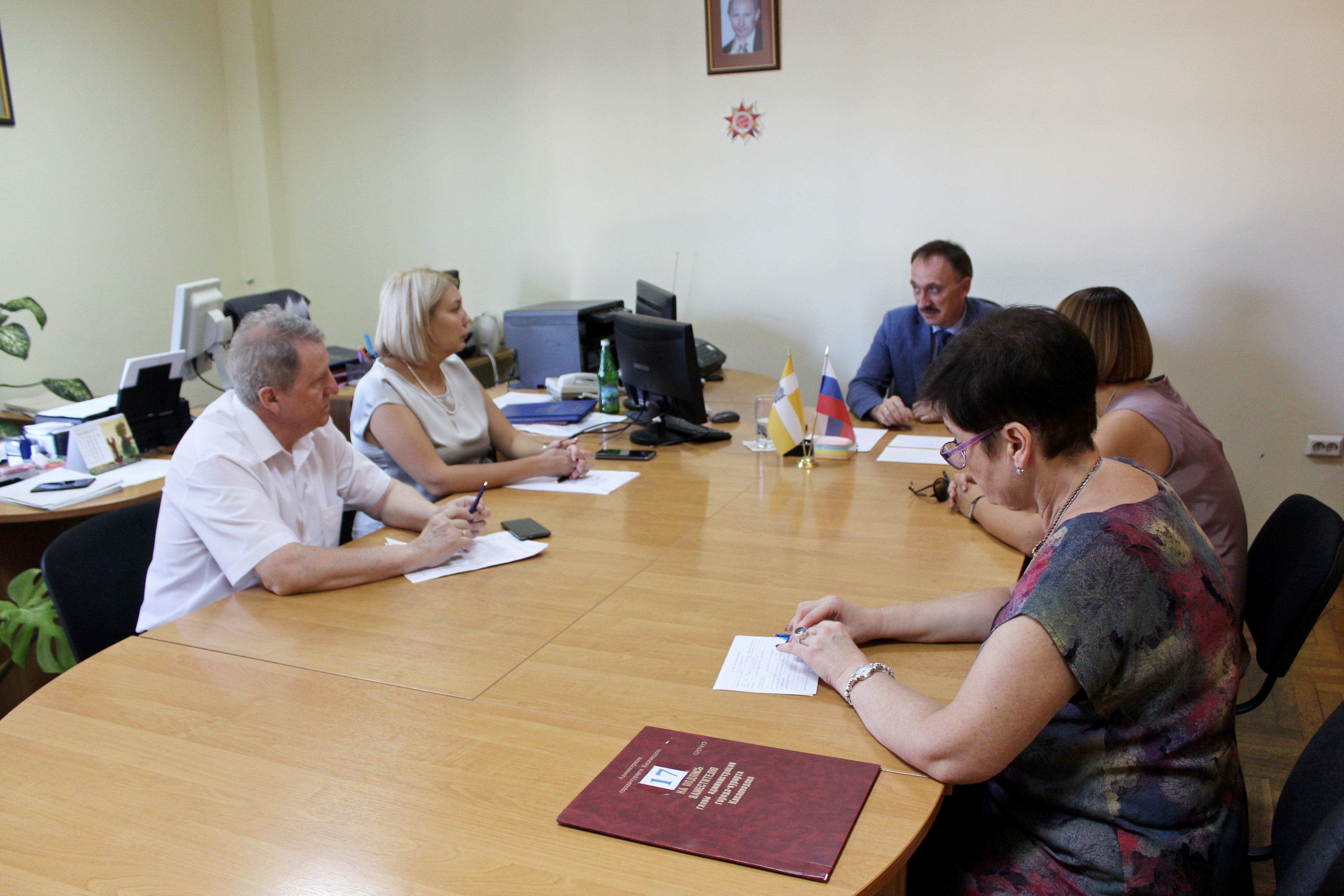 Министр образования Ставрополья Евгений Козюра провёл прием граждан в Кисловодске