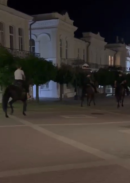 По Курортному бульвару Кисловодска неизвестные устроили конный заезд