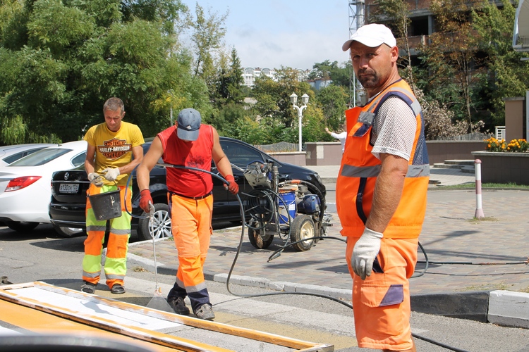В Кисловодске обновляют дорожную разметку на пешеходных переходах