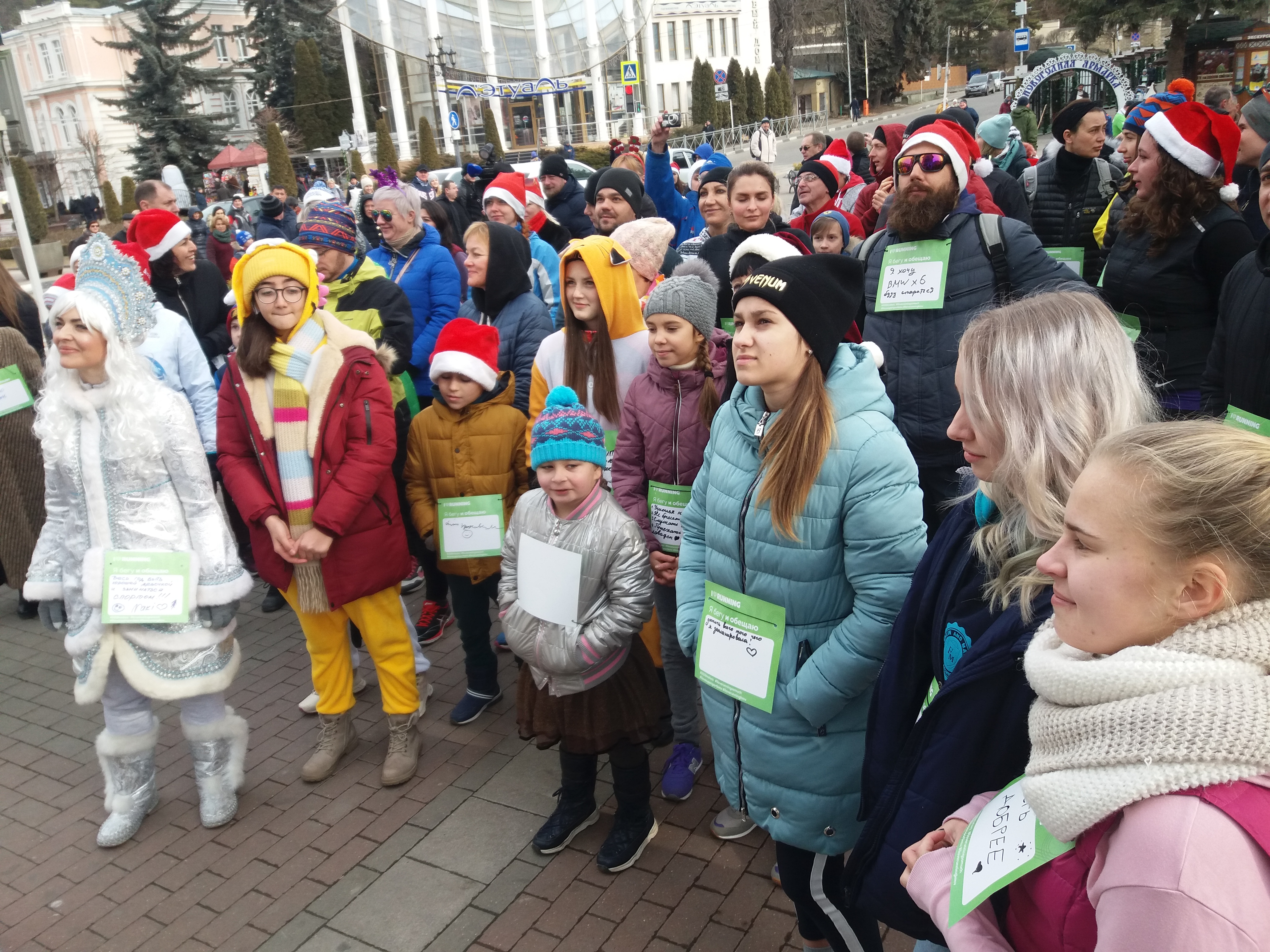 Около сотни кисловодчан и гостей города начали 2019 год с забега по Курортному бульвару