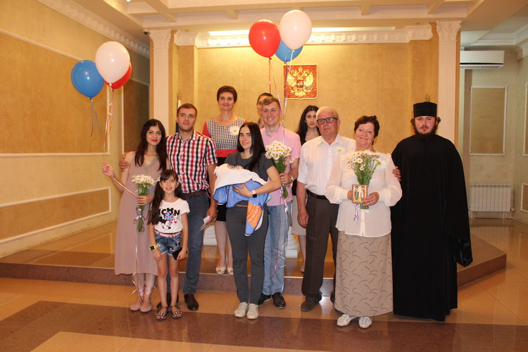 Свидетельство о рождении детей молодым семьям Кисловодска вручили почетные юбиляры супружеской жизни