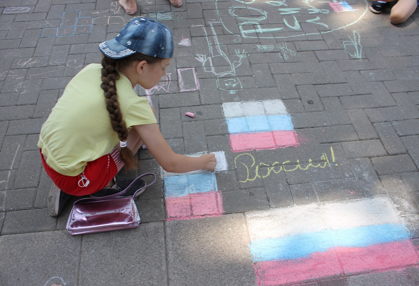 В преддверии Дня России в Кисловодске провели конкурс детских рисунков на асфальте