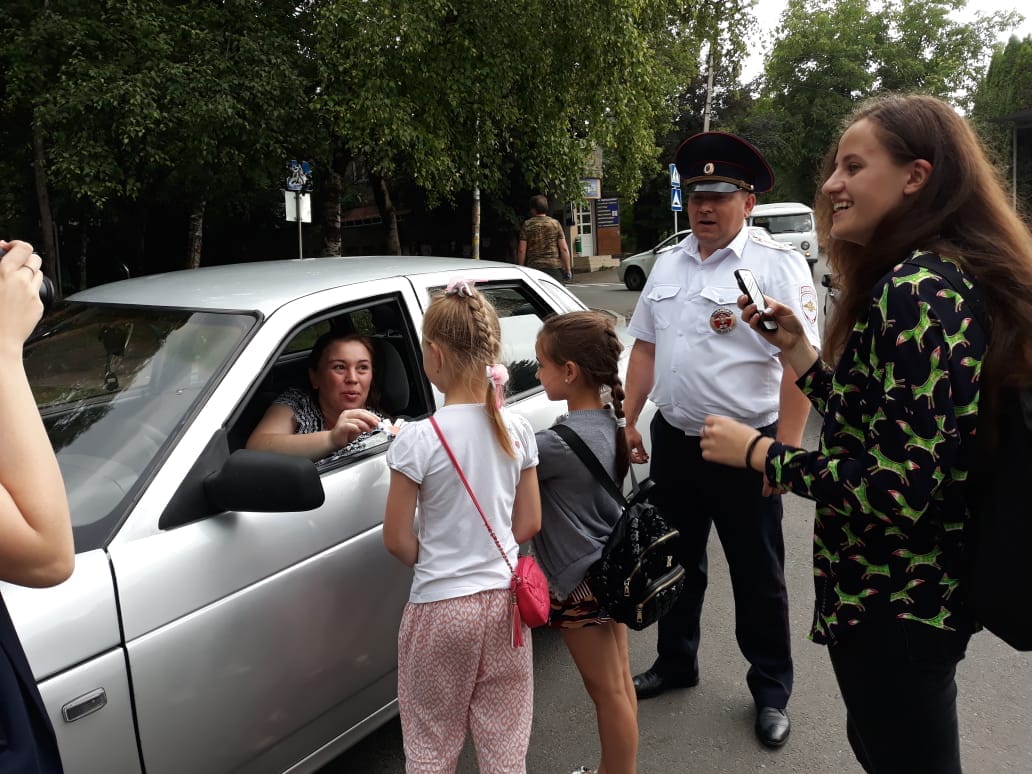 Ромашки дарили автомобилистам Кисловодска накануне Дня семьи, любви и верности