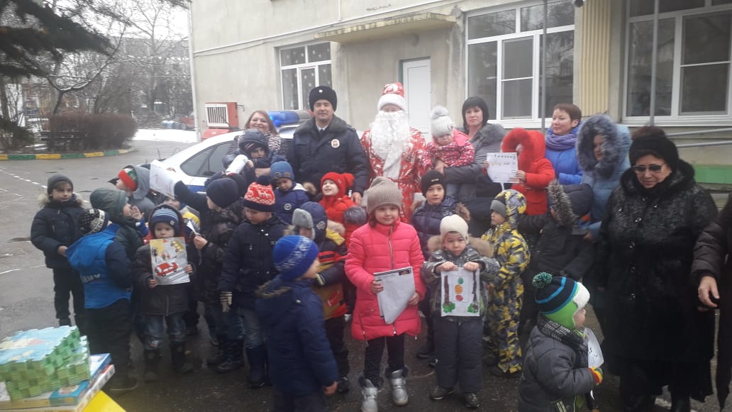 Полицейский Дед Мороз поздравил юных участников дорожного движения в Кисловодске с наступающим Новым годом