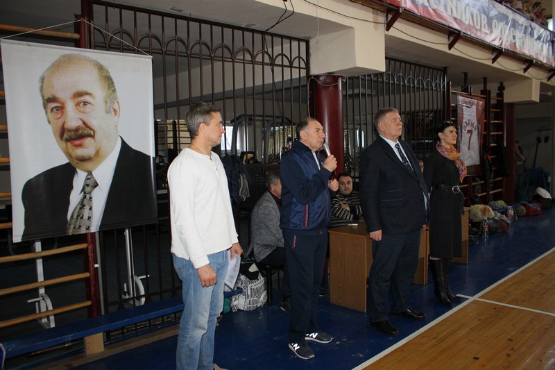 В Кисловодске стартовал турнир ветеранов по баскетболу