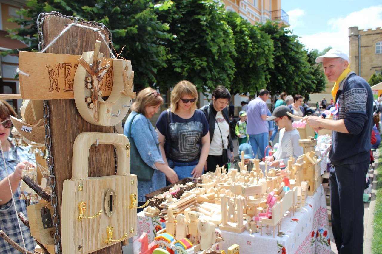 В День России в Кисловодске открылась выставка-ярмарка мастеров декоративно-прикладного искусства
