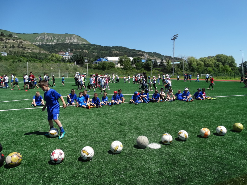 200 учащихся общеобразовательных и детских спортивных школ Кисловодска приняли участие в футбольной викторине