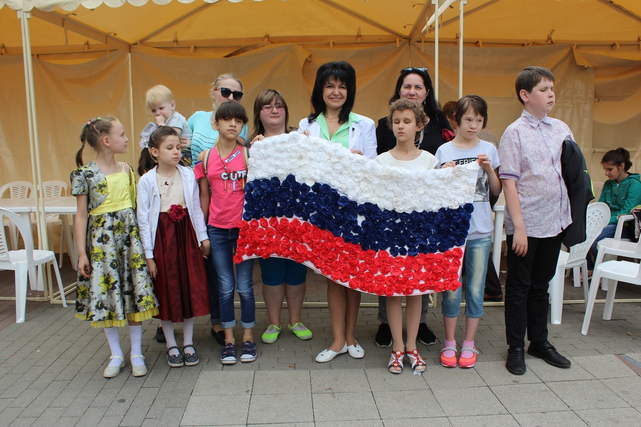 Дети с ограниченными возможностями здоровья изготовили в Кисловодске макет государственного флага России