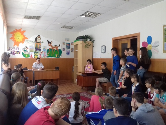 Инспекторы ГИБДД в Кисловодске обучают детей дорожной грамоте