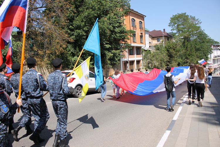 25-метровый «триколор» пронесли волонтеры по улицам Кисловодска