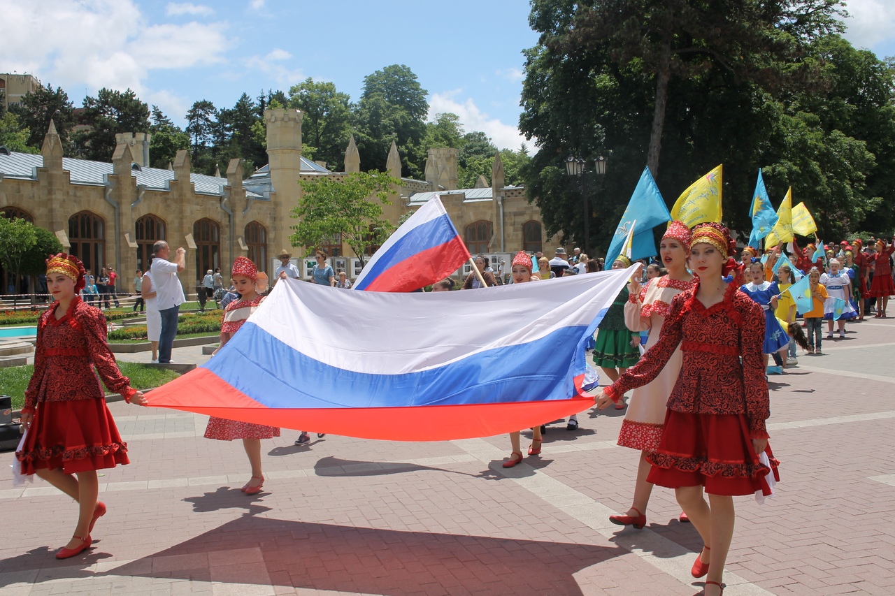 Молодежным шествием в Кисловодске отметят День государственного флага России