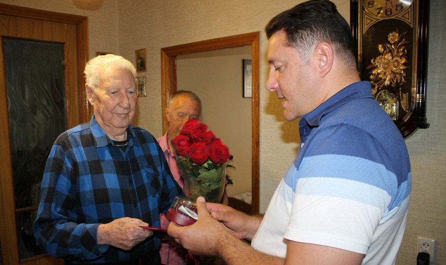 С 90-летним юбилеем Юрия Алексеевича Бочарникова поздравил Глава Кисловодска Александр Курбатов