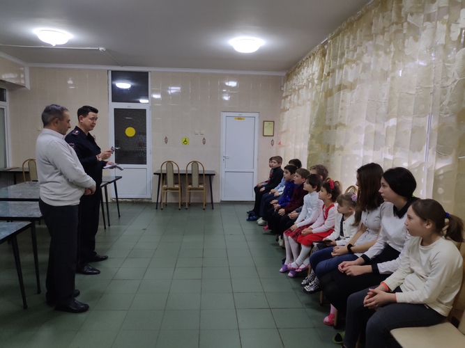 Инспекторы ГИБДД поздравили девочек из Кисловодского детского дома № 31 с Международным женским днем