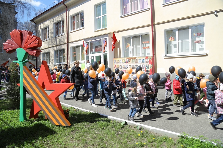 В Кисловодске  выбрали  школу и детский сад, которые лучше всего оформили свою территорию  ко Дню Победы