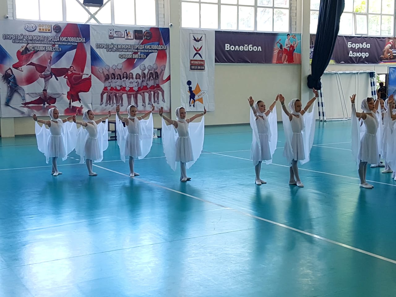 Танцоры представляют спортивную хореографию в Кисловодске
