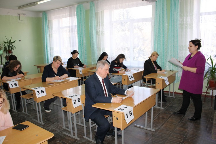 Родители кисловодских школьников прошли тестовые испытания ЕГЭ по русскому языку
