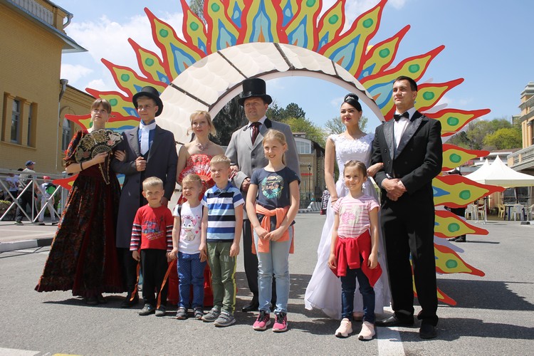 «Ориентируйтесь по солнцу!» - в Кисловодске стартовал фестиваль народных художественных промыслов «Ладья»