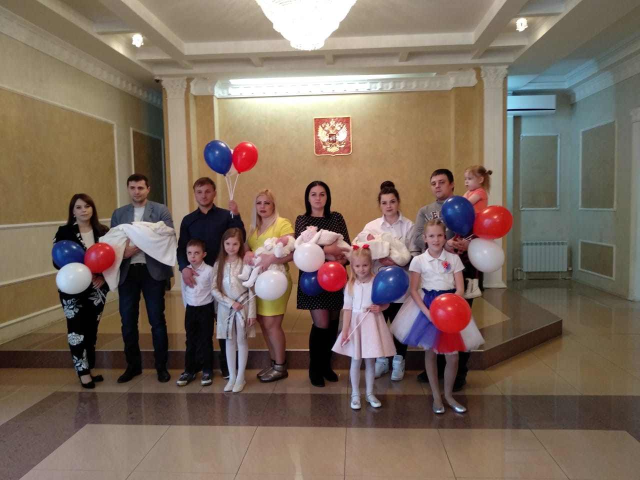 «Весенние феи» в кисловодском ЗАГСе поздравили новорожденных девочек