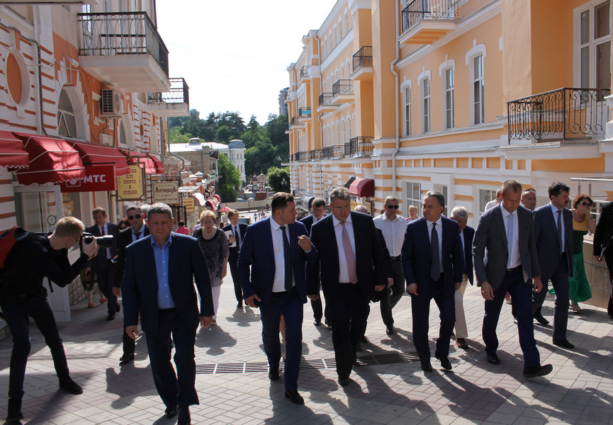 Заместитель председателя Правительства Российской Федерации Виталий Мутко ознакомился в Кисловодске с объектами курортной и социальной инфраструктуры