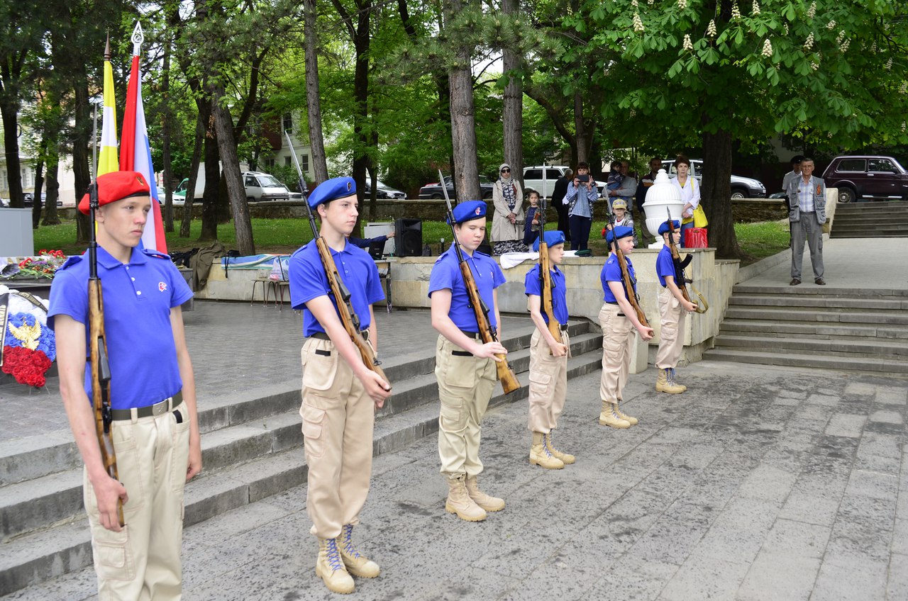 Кисловодские активисты реставрируют памятник комсомольцам, установленный на перевале в КЧР полвека назад