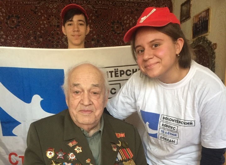 Кисловодские «Волонтеры Победы» поздравили ветерана Великой Отечественной с 95-летием