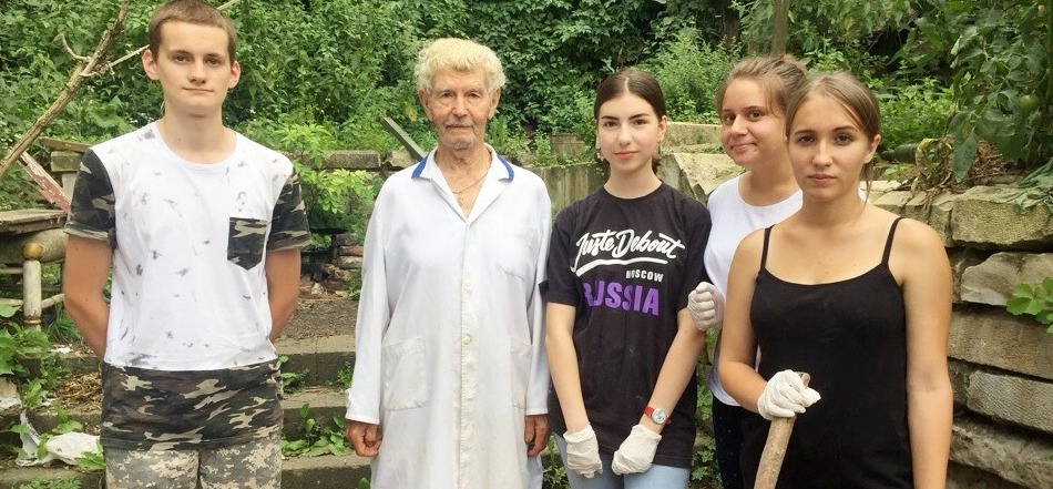 Волонтеры Кисловодска помогают ветеранам