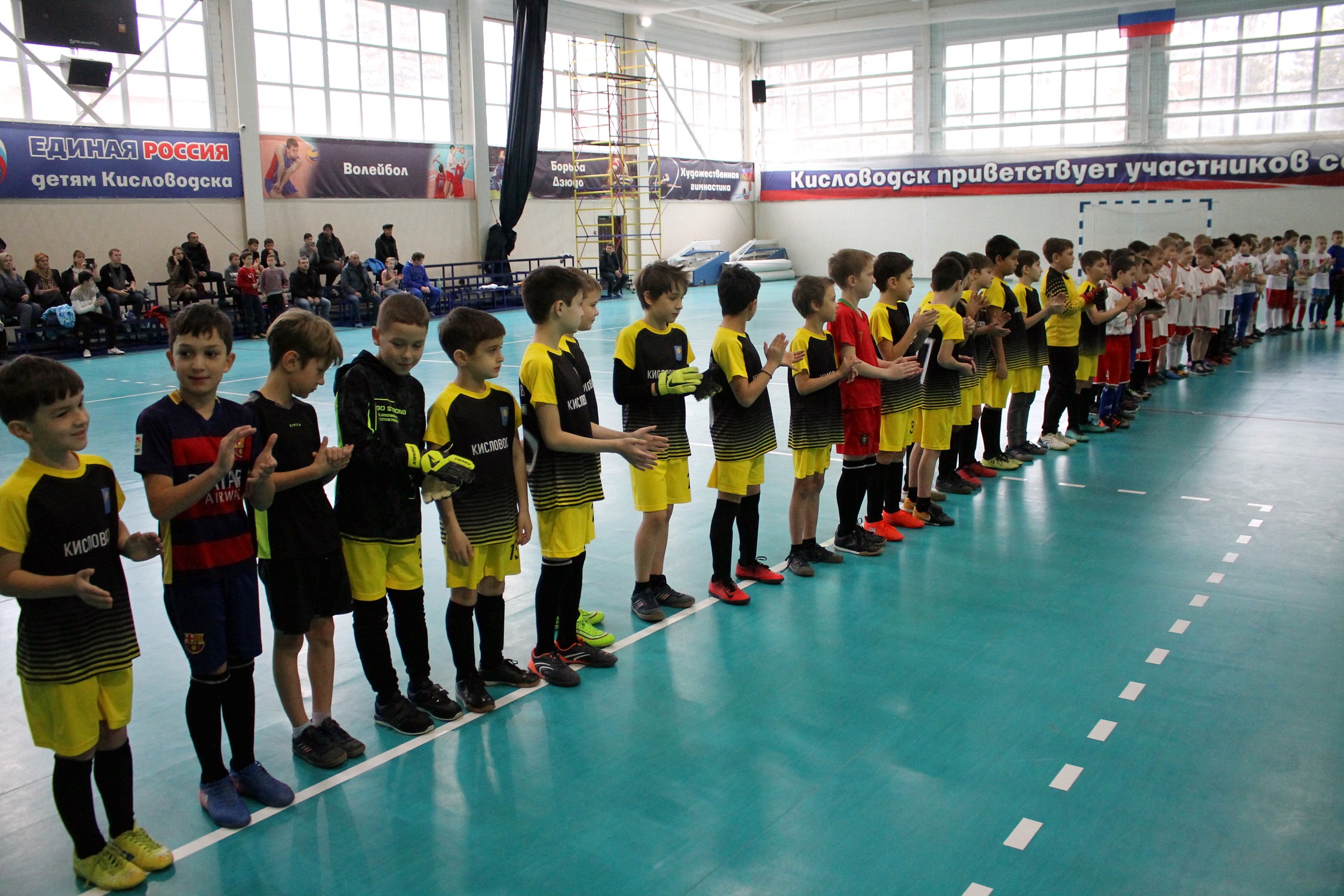 В новогодний мини-футбол играют юные спортсмены в Кисловодске