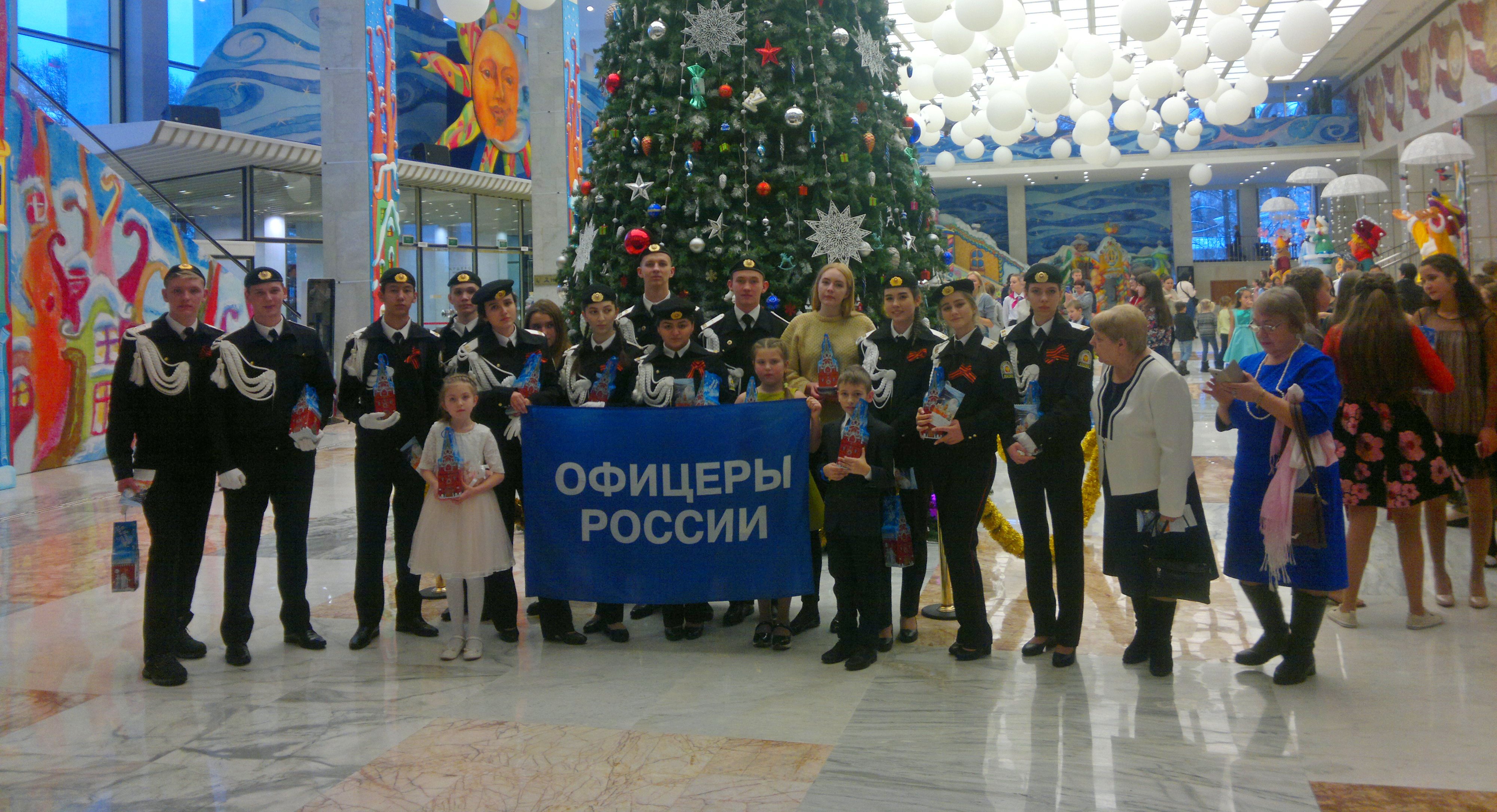Фотографии кисловодских кадетов теперь есть в Георгиевском зале Кремля. Накануне школьники вернулись из большого «патриотического путешествия» по столице