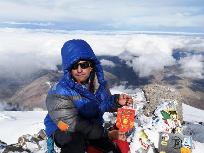 Кисловодские альпинисты подняли вымпел к 100-летию комсомола на 7 тысяч метров