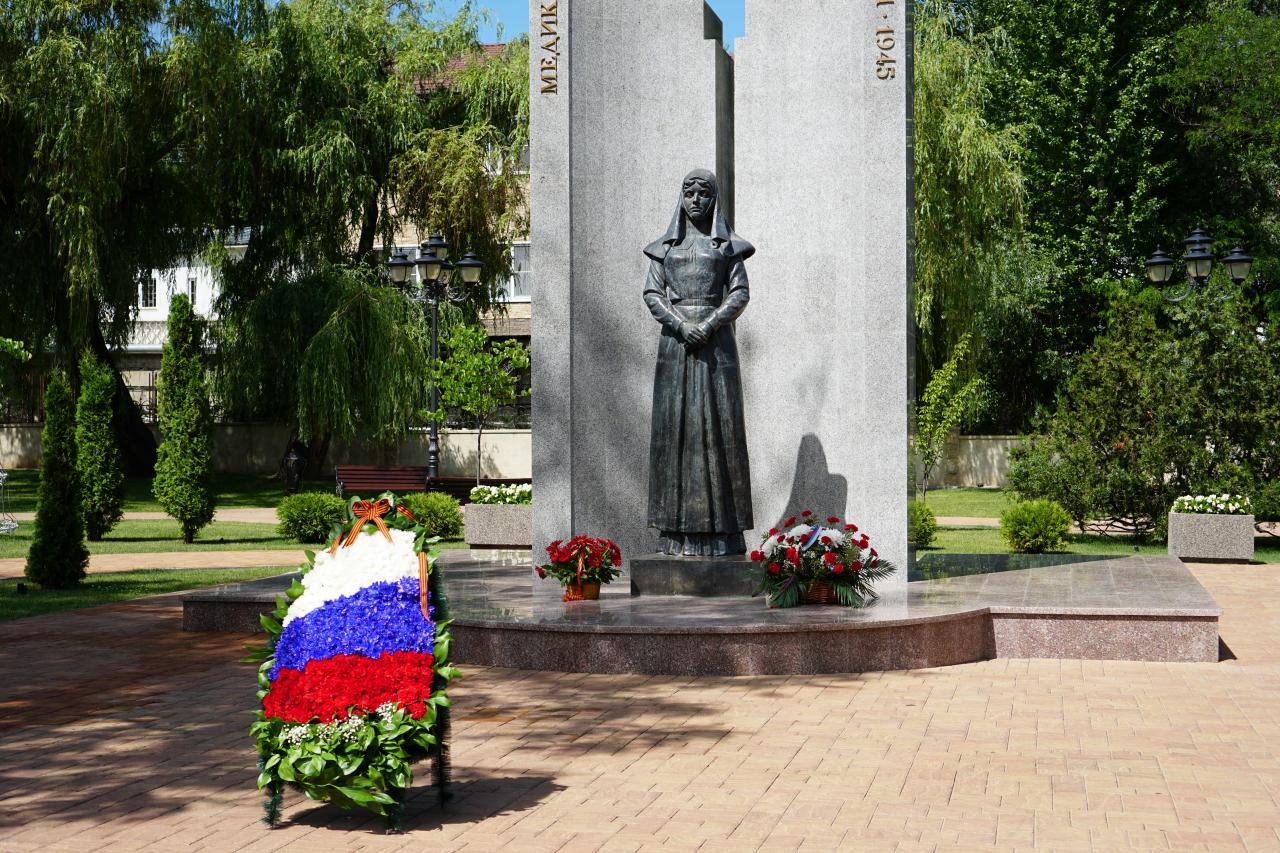 Глава города и председатель Думы возложили цветы к памятнику Военным медикам